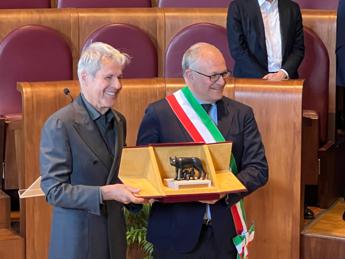 Roma consegna a Baglioni la ‘Lupa Capitolina’: "La dedico ai miei genitori"