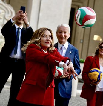 Meloni gioca con pallavoliste a Palazzo Chigi: "Schiaccia 7 come in spiaggia" – Video