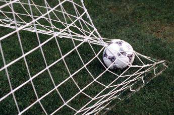 Scontro in campo durante Foggia-Catanzaro, medico salva giovane giocatore. "Non chiamatemi eroe"