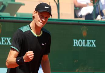 Sinner batte Rune in 3 set e vola in semifinale a Montecarlo: resta numero 2 del mondo